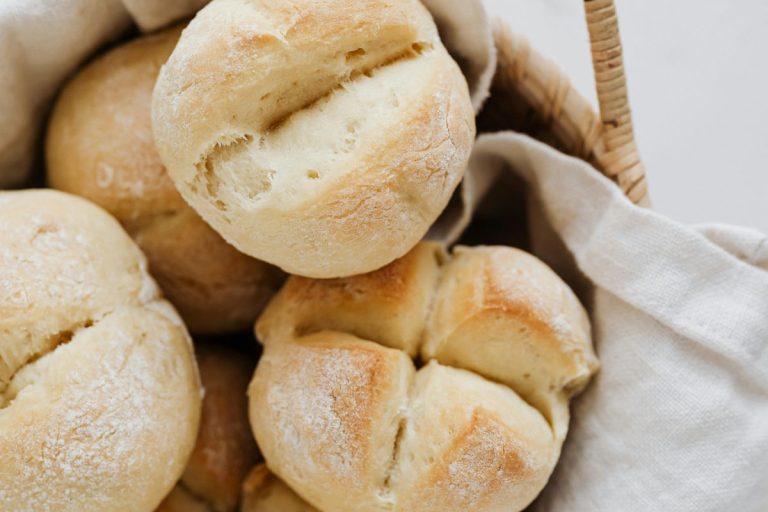 Petits pains pouvant contenir les additifs alimentaires acide tartrique tartrates